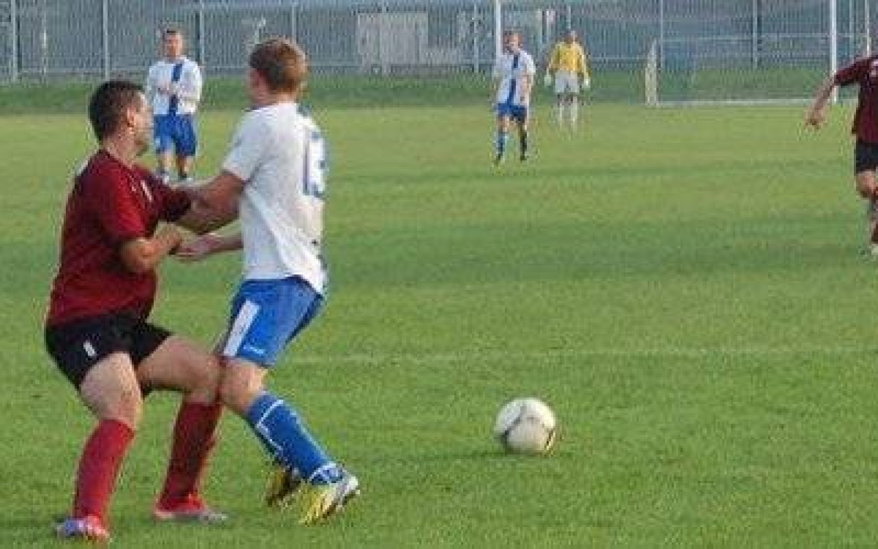 PIŁKA NOŻNA. Unia samodzielnym liderem!