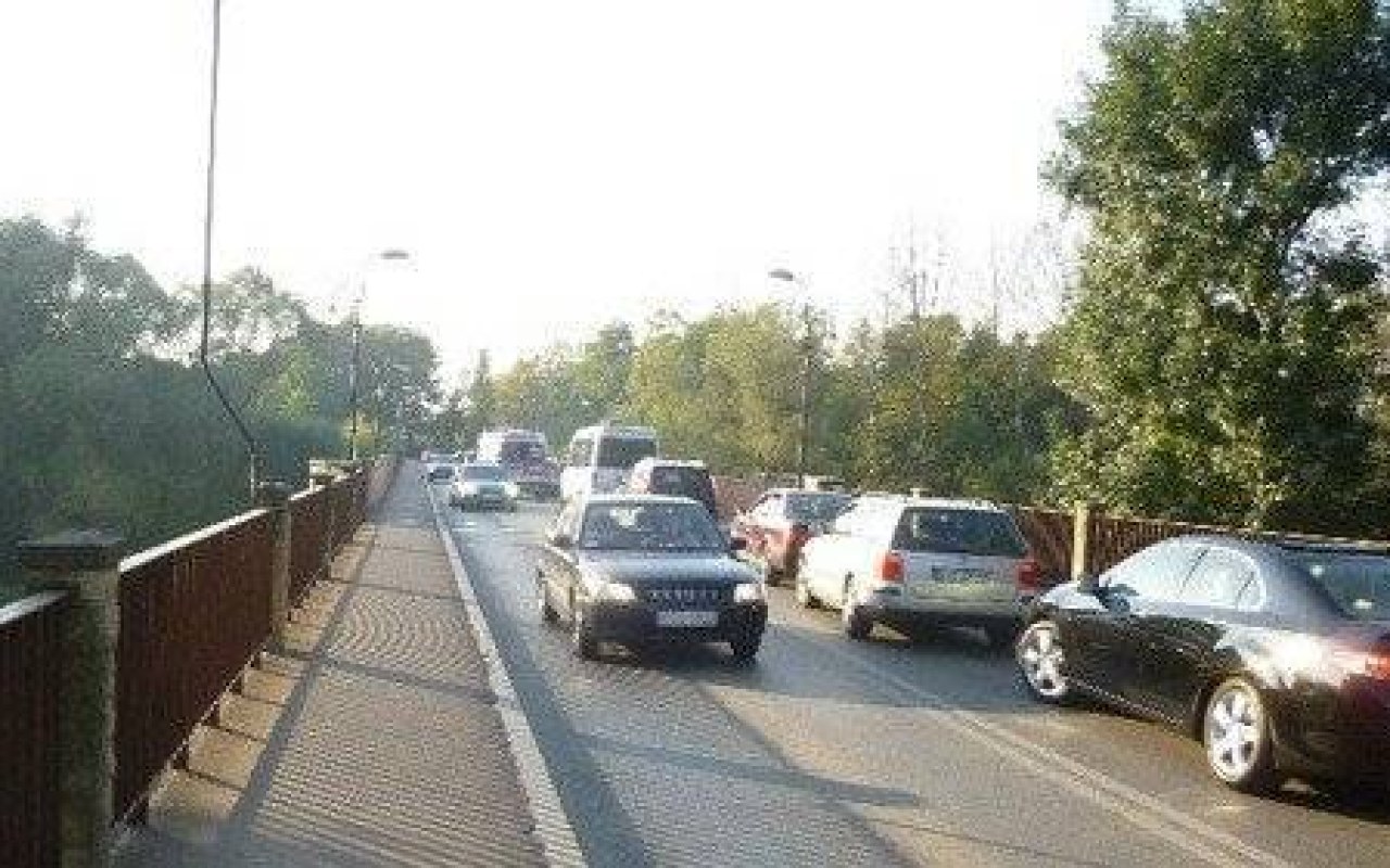 OŚWIĘCIM. Karetka w korku na moście Piastowskim