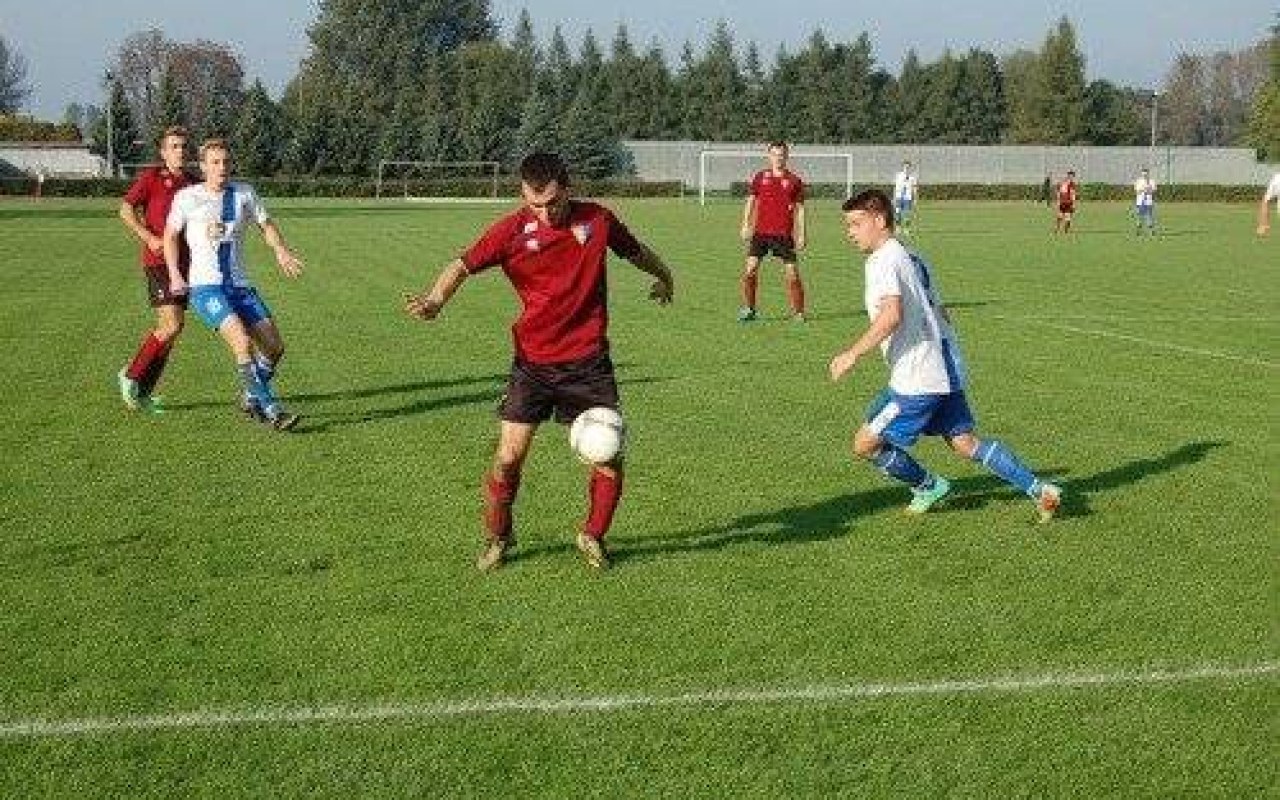 PIŁKA NOŻNA. Biało-niebiescy zaatakują pozycję lidera?