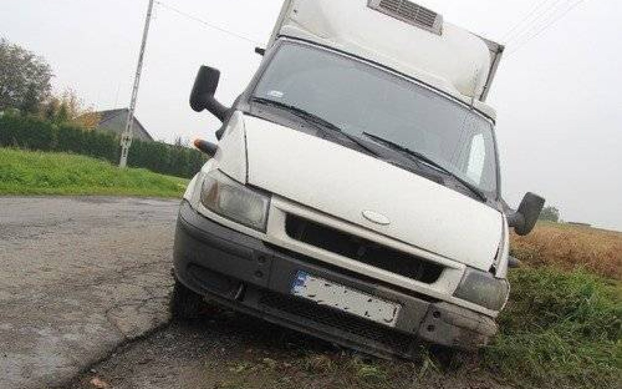 KĘTY. Chciał uniknąć potrącenia psa, wylądował w rowie