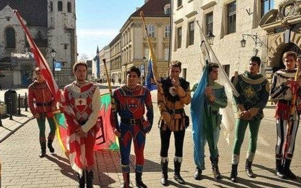 KULTURA. Żonglerzy flagami w Krakowie