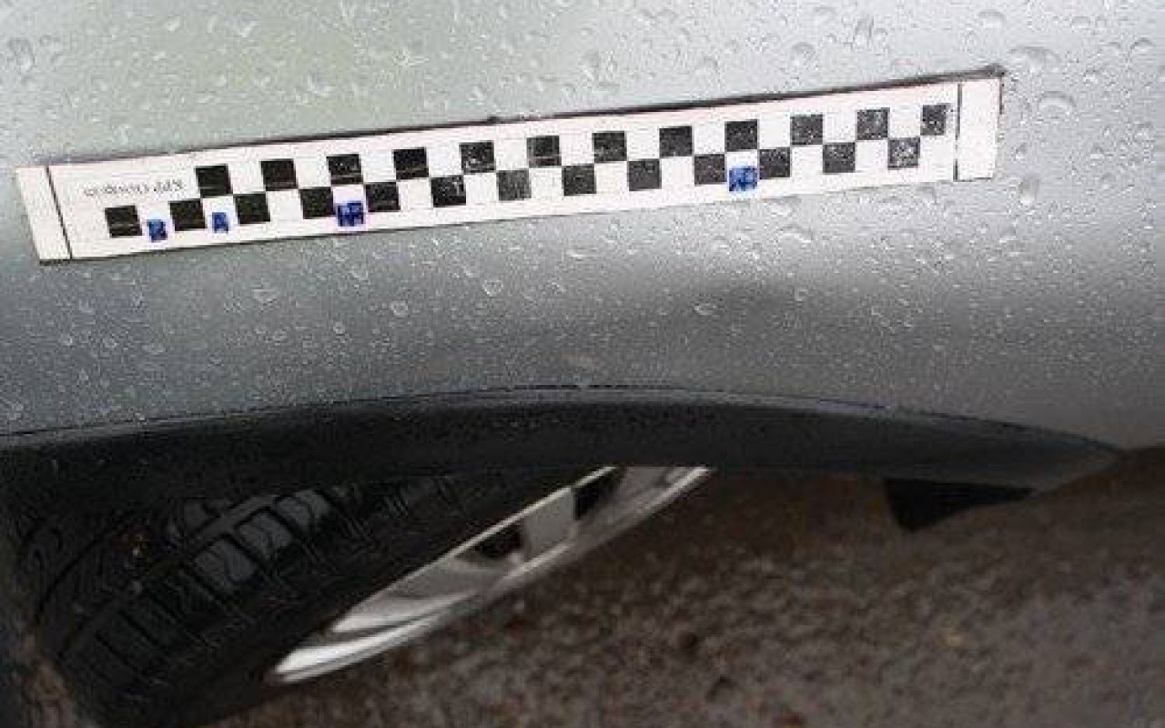 KĘTY. Rzucił deskorolką w volkswagena