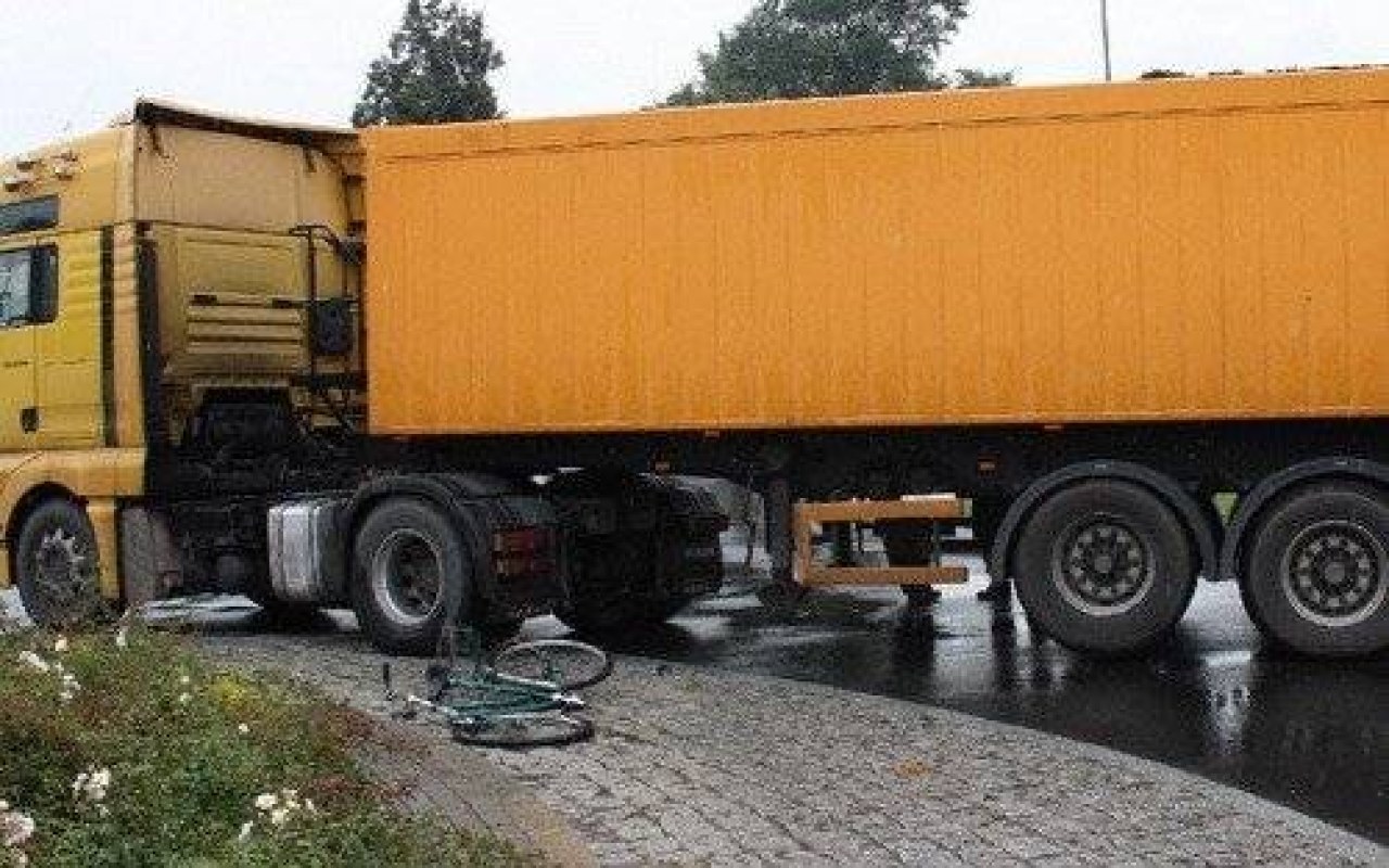 WYPADEK. Rowerzystka potrącona przez naczepę ciężarówki