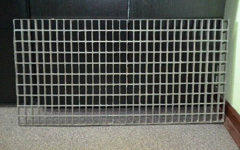 OŚWIĘCIM. Wybita szyba, uszkodzona karoseria oraz groźby