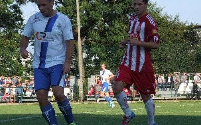 PIŁKA NOŻNA. Zabójcze kontry w derbowym starciu