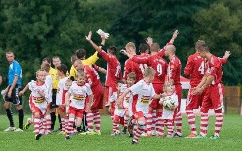 PIŁKA NOŻNA. Solarze na kieleckiej ziemi. Niwa zgasi Iskrę?