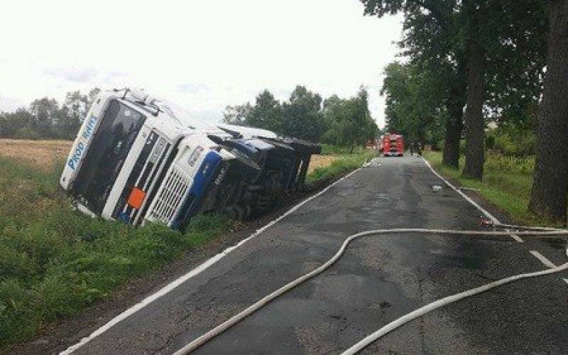 ZATOR. Mijały się dwie cysterny. Ponad 20 ton kwasu czeka teraz na przepompowanie