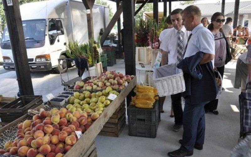 KĘTY. Częstowali polskimi jabłkami z nowego targowiska