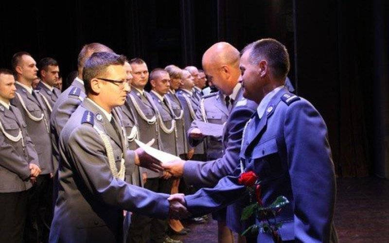 POWIAT. Gratulacje, wyróżnienia i awanse. Na wyższe stopnie mianowanych zostało 73 policjantów