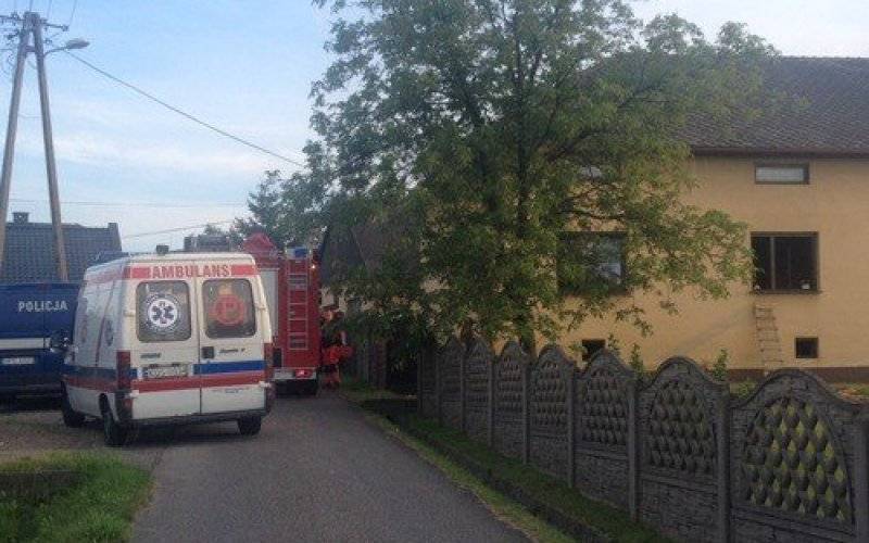 POLANKA WIELKA. 40-letni mężczyzna przewieziony do szpitala po pożarze domu jednorodzinnego