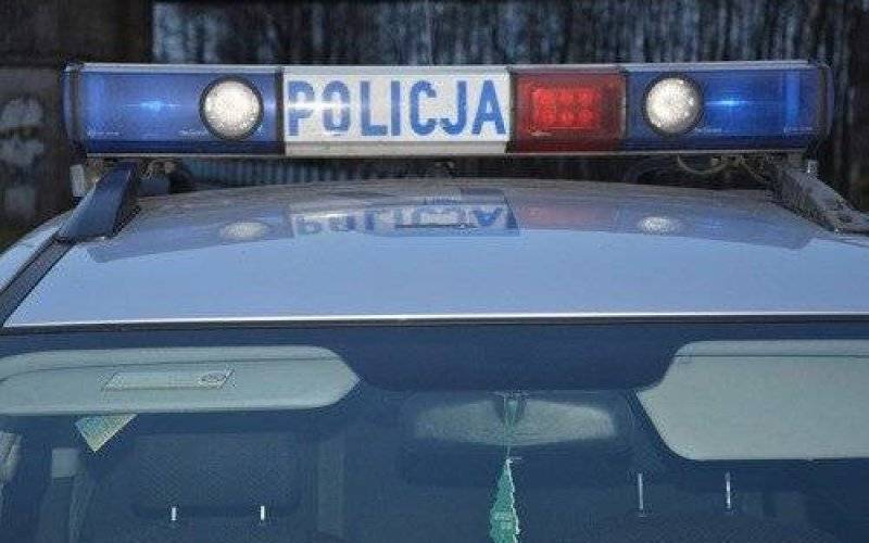 POWIAT. Napad na dwa sklepy. Bandyta sterroryzował obsługę nożem