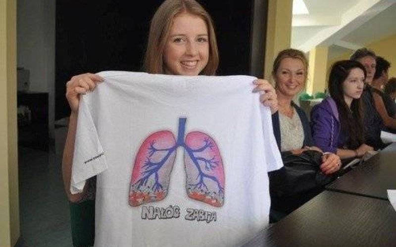 OŚWIĘCIM. Nałóg zabija – oczywista prawda na koszulkach zaprojektowanych przez dzieci i młodzież