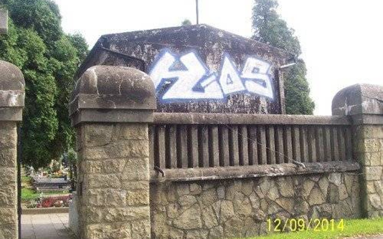 KĘTY. Chuligański wybryk. Bohomazy na ścianie kaplicy