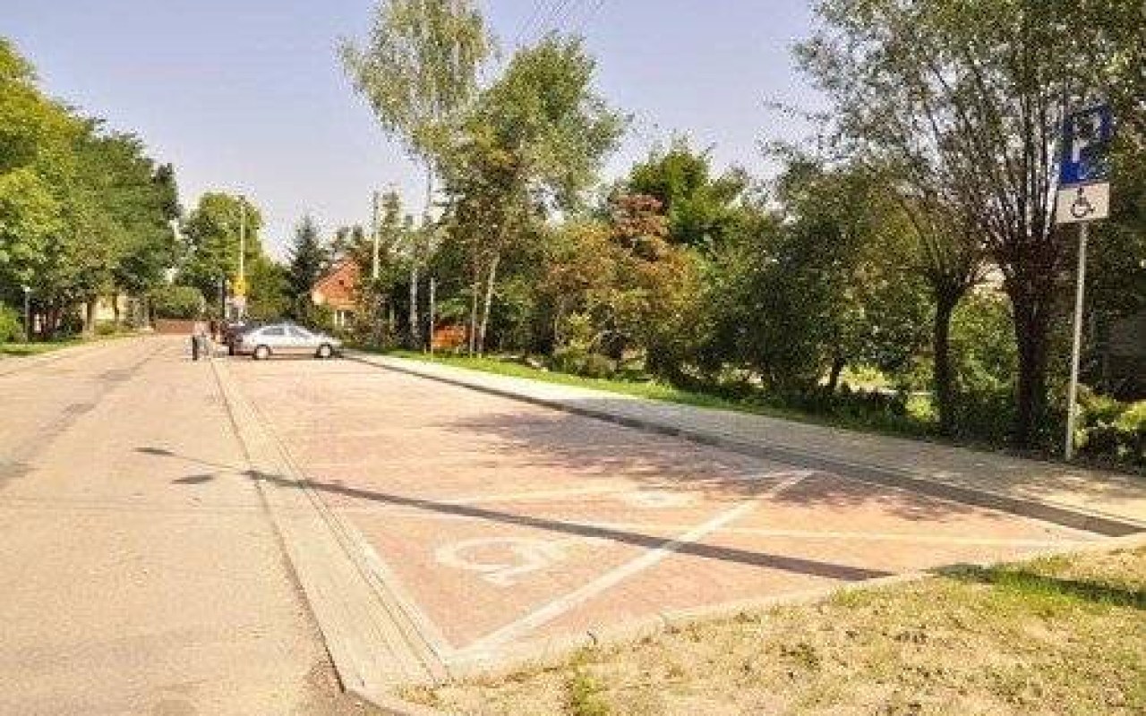 ŁĘKI. Parking na 19 samochodów przy Akacjowej gotowy