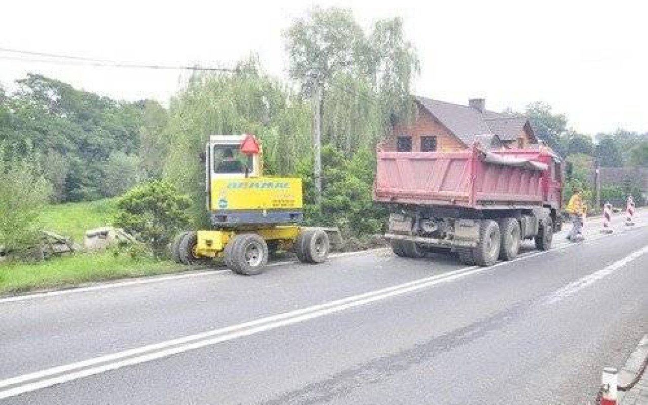 BULOWICE. Ostrożnie w rejonie pasów obok kościoła
