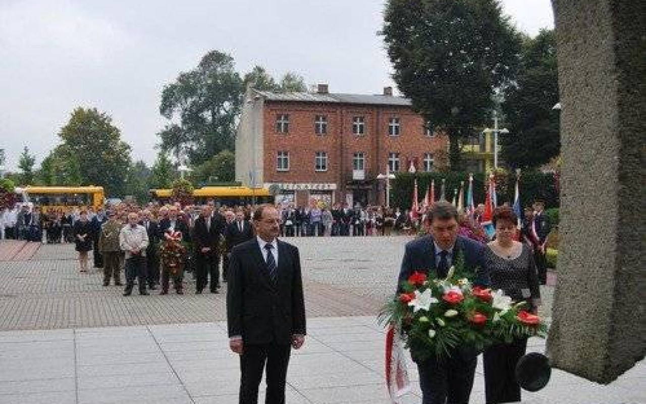 OŚWIĘCIM. Kwiaty na grobach bohaterów