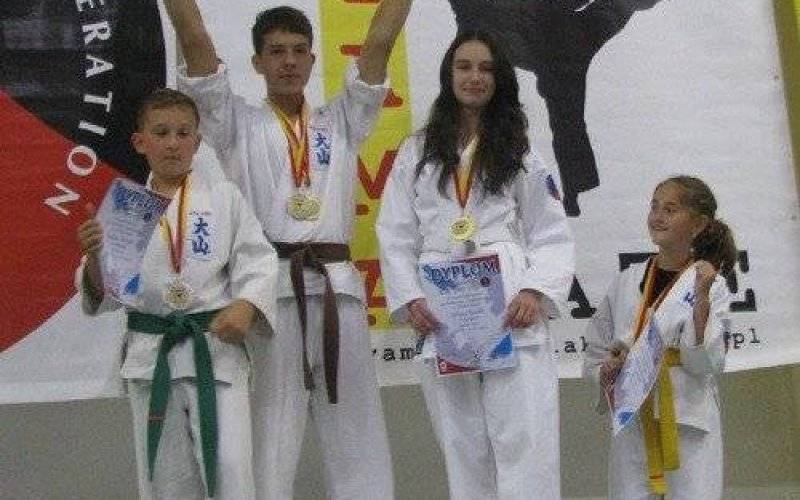 KARATE. Pięć medali dla karateków z Brzeszcz