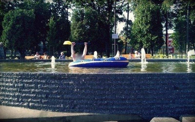 OŚWIĘCIM. Rejs pontonem przez fontannę