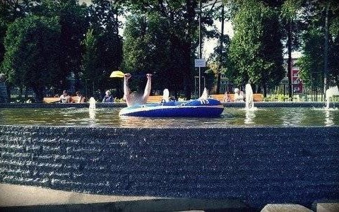 OŚWIĘCIM. Rejs pontonem przez fontannę