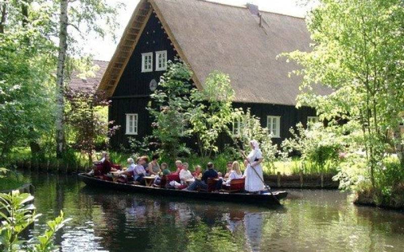 WYPRAWA. Spreewald na celowniku. Wielu nie wierzy własnym oczom, gdy widzi listonosza rozwożącego listy łodzią