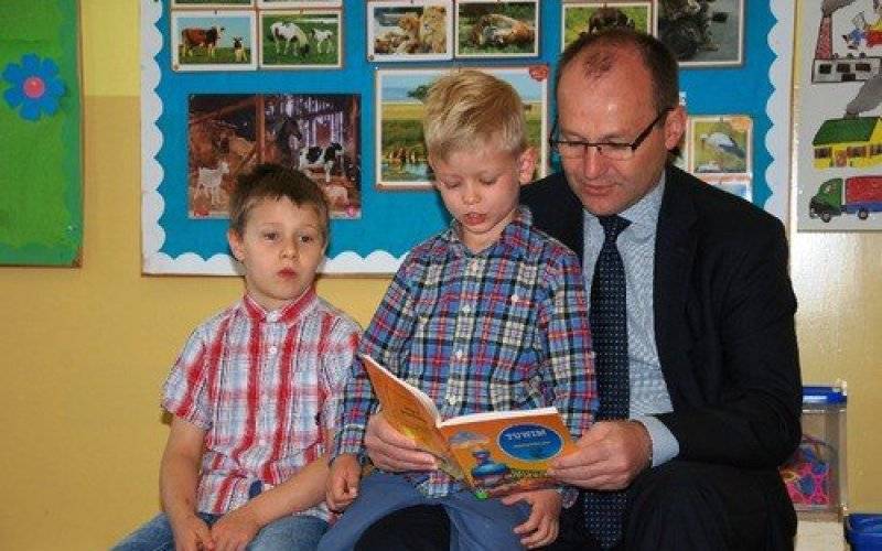 CHEŁMEK. Marszałek Marek Sowa czyta dzieciom