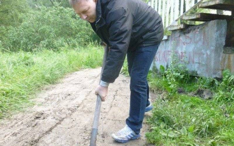 INTERWENCJA. Radny Grzybek osuszył kałużę przed kładką