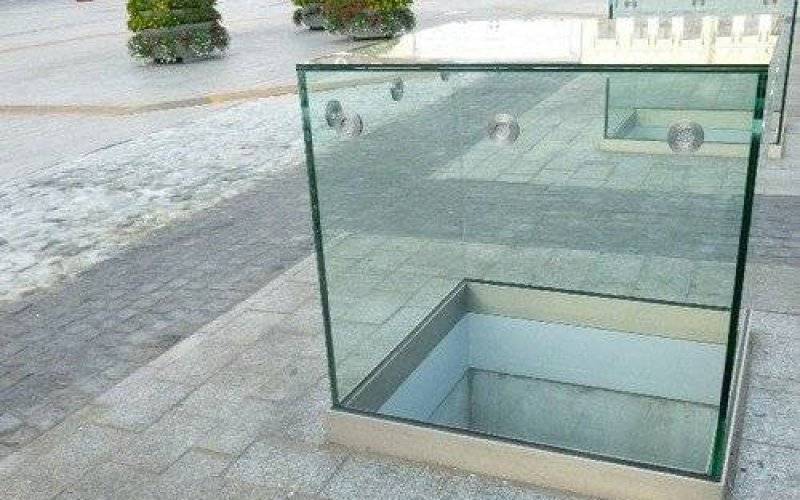 OŚWIĘCIM. Co z tym rynkiem? Miała być szklana płyta, są akwaria, widać przez nie mniej niż zero...