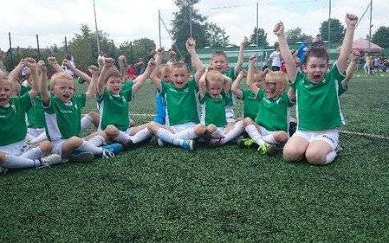 PIŁKA NOŻNA. Najmłodsi ganiali za piłką w Brzezince