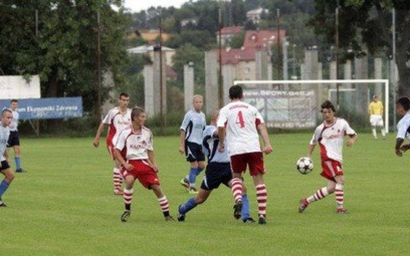 PIŁKA NOŻNA. Podział punktów w Grojcu