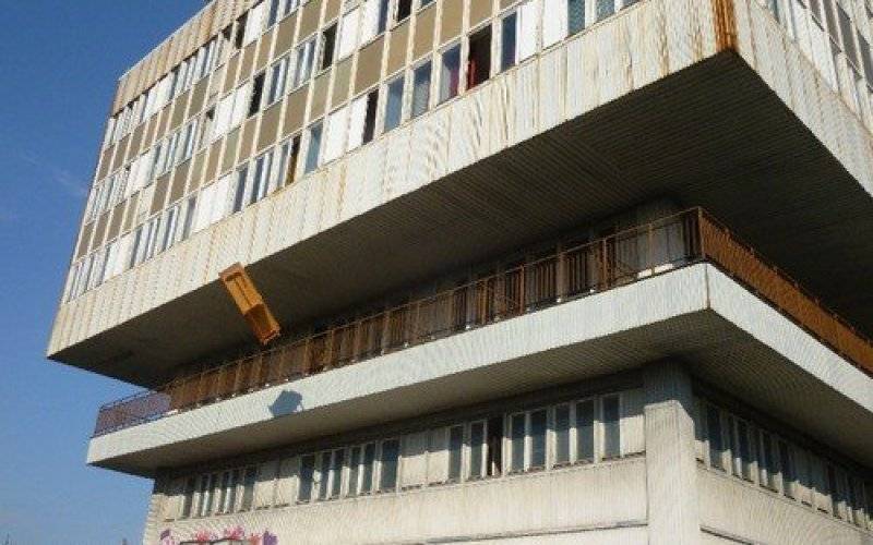 OŚWIĘCIM. Glob w rękach miasta. Z okien lecą stare graty