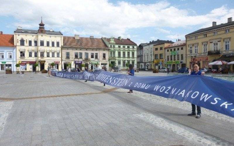 POLITYKA. Róża Maria Gräfin von Thun und Hohenstein do Oświęcimia nie dotarła. Przysłała za to bardzo długi baner