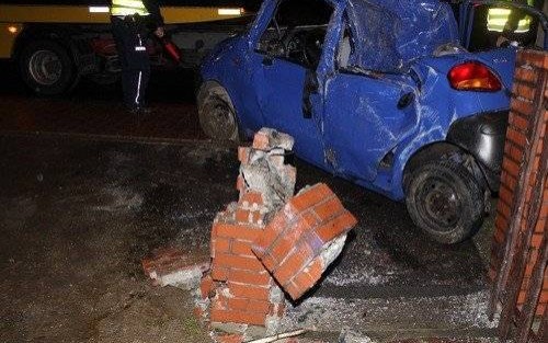 WŁOSIENICA. 80-latek stracił panowanie nad kierownicą