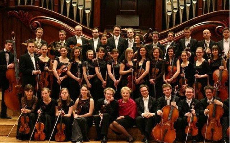 WIDOWISKO. Muzyczny życiorys Franka Sinatry. Ponad stu artystów na scenie. Koncert symfoniczny w programie LFO