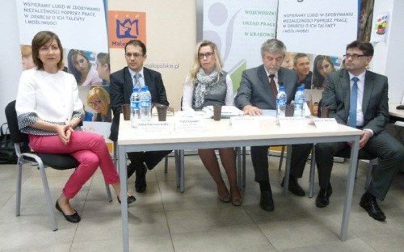 POWIAT. Nie ma ludzi niezatrudnialnych. Trzeba słać 100 CV tygodniowo - radzą eksperci. Liczy się otwartość, sumienność