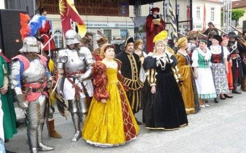 OŚWIĘCIM. Dworski orszak dziarsko pomaszerował na rynek. V Jarmark Kasztelański - ZOBACZ ZDJĘCIA