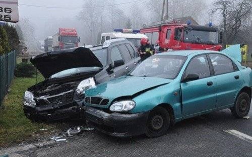 BULOWICE. Zderzenie trzech aut. DK 52 zablokowana - ZOBACZ ZDJĘCIA