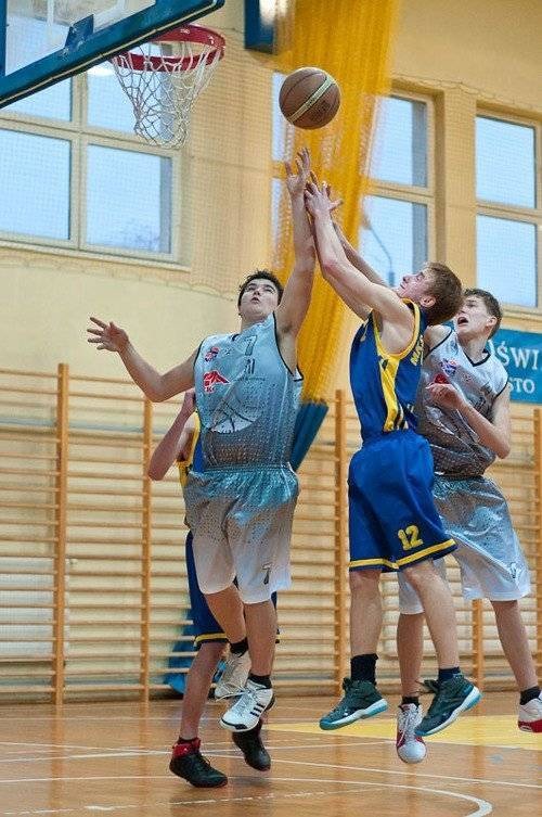 KOSZYKÓWKA. Pechowa porażka juniorów Niwy w meczu z liderem
