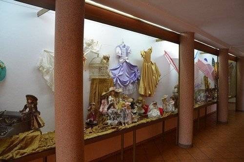 KĘTY. Wystawa lalek w Domu Kultury