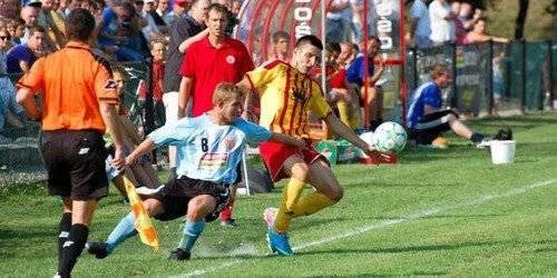 PIŁKA NOŻNA. Soła tuż za liderem