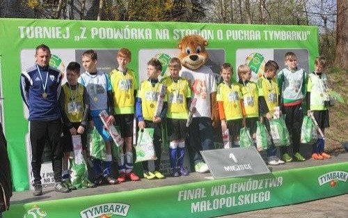 PIŁKA NOŻNA. Kto może... niech pomoże