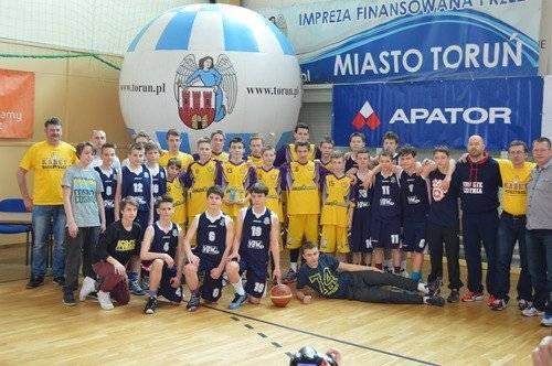 KOSZYKÓWKA. Ćwierćfinał dużym sukcesem amatorów basketu z Oświęcimia