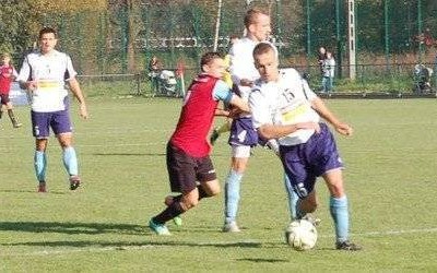 PIŁKA NOŻNA. Zgodny rytm kandydatów do awansu