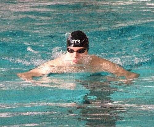 PŁYWANIE. Celują w podium i... nie tylko