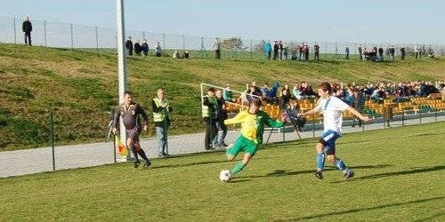 PIŁKA NOŻNA. Piłka na środek! Startujemy!