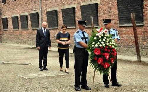 OŚWIĘCIM. Premier Ewa Kopacz złożyła kwiaty pod Ścianą Śmierci - FOTO