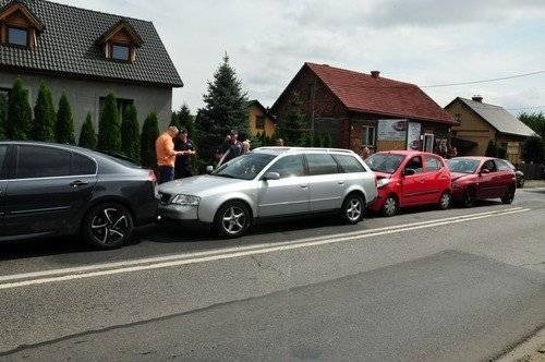NOWA WIEŚ. Kraksa czterech aut. Jeden kierowca bez uprawnień - FOTO