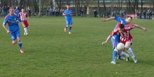 PIŁKA NOŻNA. Mistrz na kolanach!