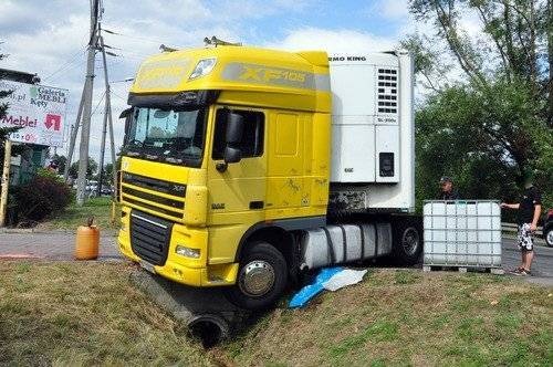 KĘTY. Kierowca źle wymierzył odległość przy skręcie - FOTO