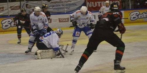 HOKEJ NA LODZIE. Sanoczanie pod respiratorem. Unia jedzie go odłączyć