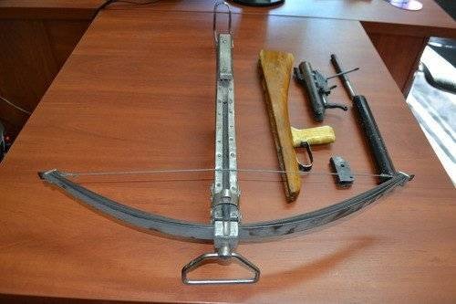 OŚWIĘCIM. Posiadał kuszę i części broni palnej